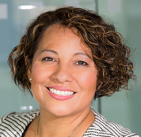Claire Ashford, directora de cumplimiento y especialista en finanzas, retrato.